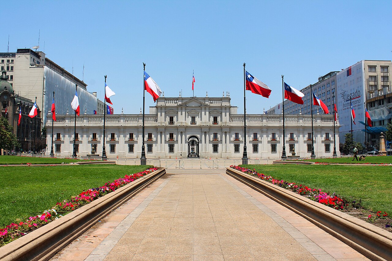 Palacio de La Moneda con banderas chilenas